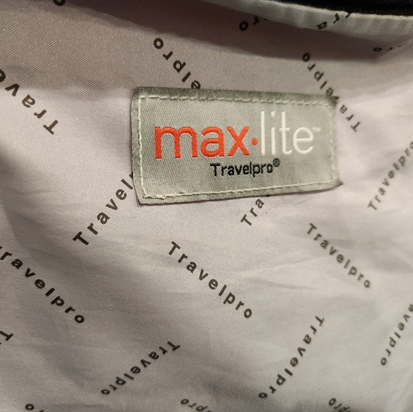 Travelpro Maxlite Burgandy Duffle Bag- Excellent Condition. - Picture 8 of 11